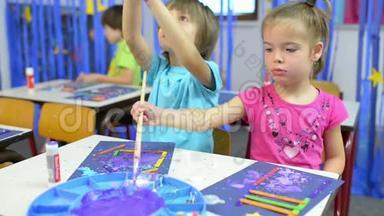 孩子们在幼儿园画画